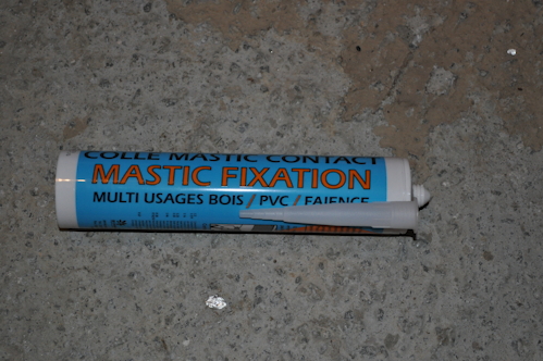 Mastic de fixation pour plinthes en bois