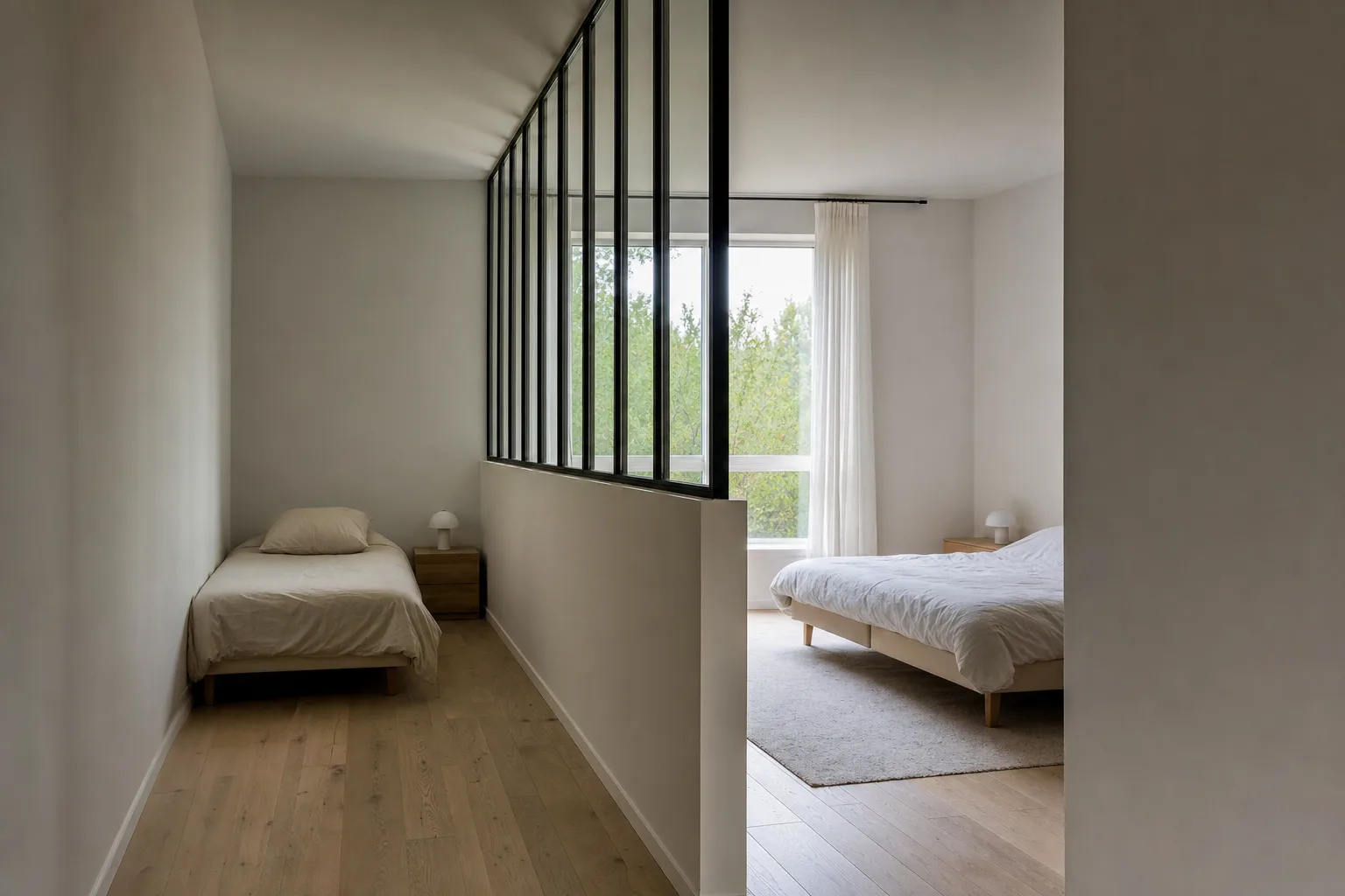 Chambre divisee par une cloison vitree a montants fins, la lumiere de l'unique fenetre traversant vers la seconde moitie.