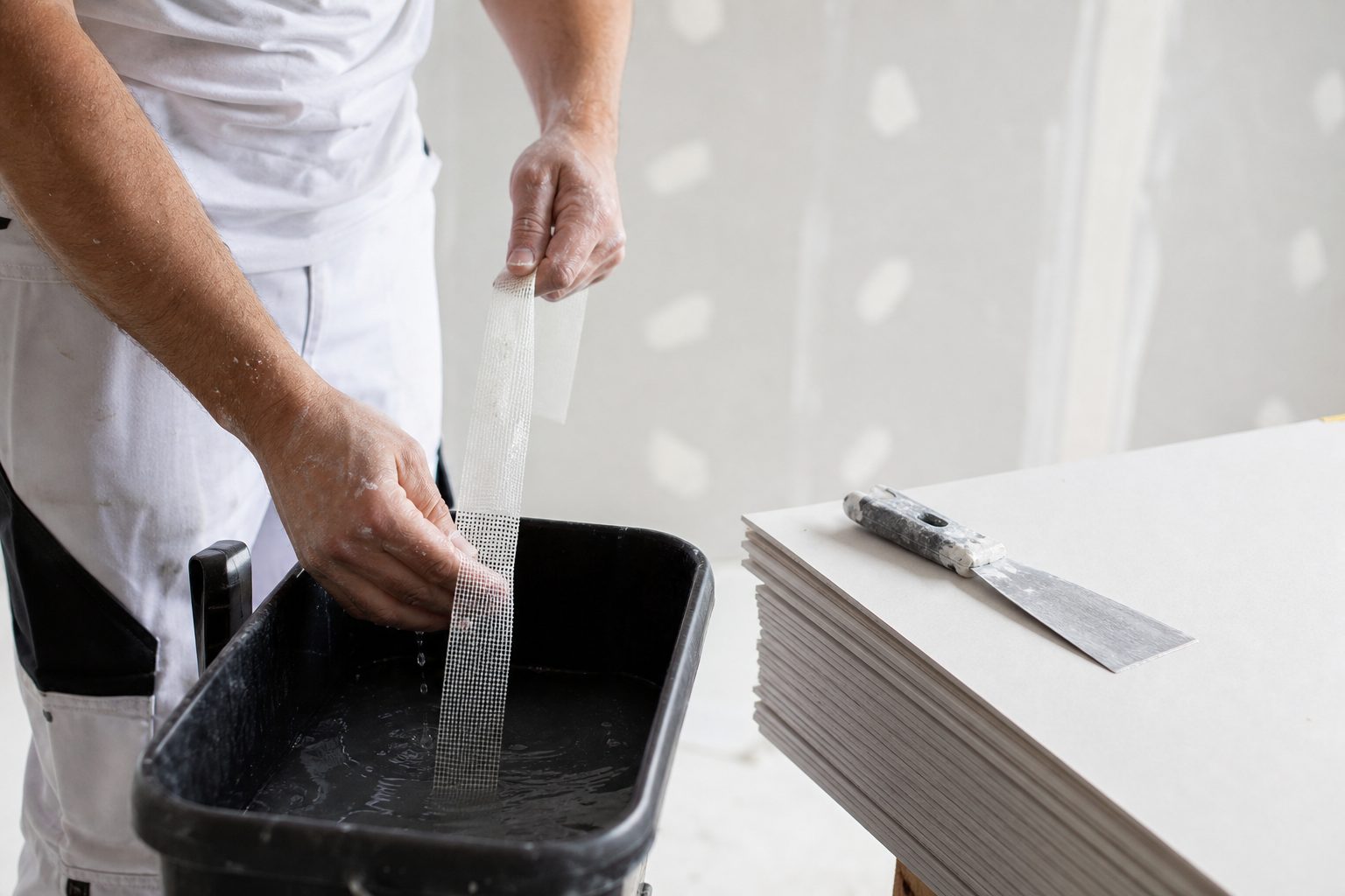 Humidifier les bandes placo, faut-il vraiment le faire ?